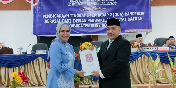Penyerahan dua ranperda usul inisiatif DPRD Bone Bolango ke Wakil Bupati Bone Bolango, Merlan Uloli oleh Ketua DPRD Bone Bolango, Halid Tangahu. (Foto: Putra/Gopos)