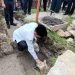 Bupati Gorontalo, Nelson Pomalingo saat melakukan peletakan batu pertama pembangunan Masjid Tharawat Taqwa. (Foto: Putra/Gopos)