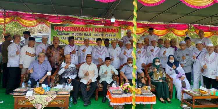 Kegiatan penerimaan secara resmi jamaah haji asal Kabupaten Gorontalo Musim haji 1443 H/2022 M oleh Pemerintah Daerah Kabupaten Gorontalo yang dirangkaikan dengan Penerimaan Kafilah MTQ Kabupaten Gorontalo, di Kelurahan Bongohulawa, Kecamatan Limboto, Kabupaten Gorontalo, Ahad siang (11/9/2022). (Foto: Putra/Gopos)