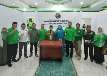 Ketua Dewan Pimpinan Wilayah (DPW) Partai Persatuan Pembangunan (PPP) Provinsi Gorontalo, Nelson Pomalingo berfoto bersama anggota PPP di Kantor DPW PPP Provinsi Gorontalo, Ahad malam (11/9/2022). Foto: Putra/Gopos
