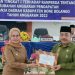 Wakil Bupati Bone Bolango, Merlan Uloli saat menyerahkan nota pengantar RAPBD-P ke Ketua DPRD Bone Bolango, Halid Tangahu. (Foto: Putra/Gopos)