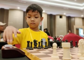 Abraham Melkior menjadi peserta termuda yang mengikuti Open Turnamen Catur Gubernur CUP tahun 2022 di Hotel Aston, Kota Gorontalo, Kamis (15/9/2022). (Foto: Putra/Gopos)