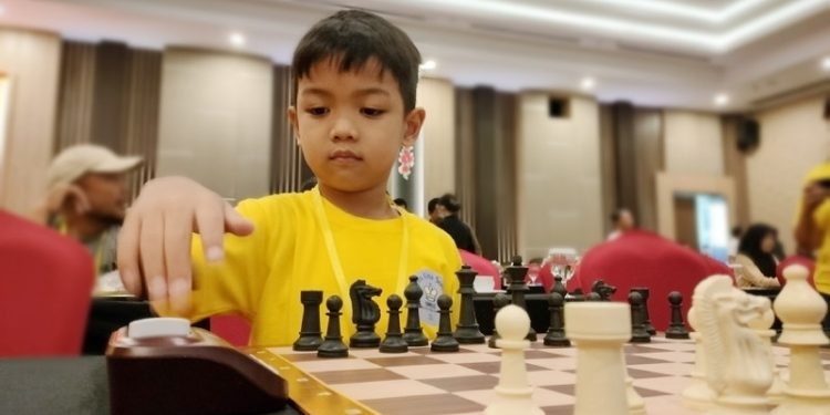 Abraham Melkior menjadi peserta termuda yang mengikuti Open Turnamen Catur Gubernur CUP tahun 2022 di Hotel Aston, Kota Gorontalo, Kamis (15/9/2022). (Foto: Putra/Gopos)