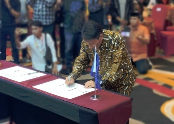Bupati Gorontalo, Nelson Pomalingo saat memandang Nota Kesepakatan Gorontalo menjadi tuan rumah Asian Mini Football Championship 2023, di Hotel Aston, Kota Gorontalo, Jumat malam (16/9/2022). (Foto: Putra/Gopos)