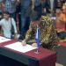 Bupati Gorontalo, Nelson Pomalingo saat memandang Nota Kesepakatan Gorontalo menjadi tuan rumah Asian Mini Football Championship 2023, di Hotel Aston, Kota Gorontalo, Jumat malam (16/9/2022). (Foto: Putra/Gopos)