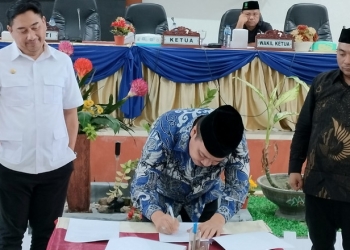 Ketua DPRD Bone Bolango, Halid Tangahu saat menandatangani kesepakatan Perubahan APBD tahun 2022. (Foto: Putra/Gopos)