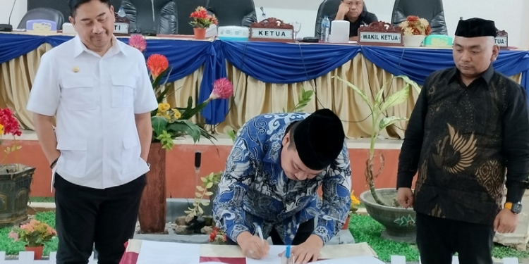 Ketua DPRD Bone Bolango, Halid Tangahu saat menandatangani kesepakatan Perubahan APBD tahun 2022. (Foto: Putra/Gopos)