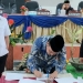 Ketua DPRD Bone Bolango, Halid Tangahu saat menandatangani kesepakatan Perubahan APBD tahun 2022. (Foto: Putra/Gopos)