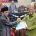 Bupati Gorontalo, Nelson Pomalingo saat menyerahkan nota pengantar RAPBD-P kepada Ketua DPRD Kabupaten Gorontalo, Syam T Ase. (Foto: Putra/Gopos)