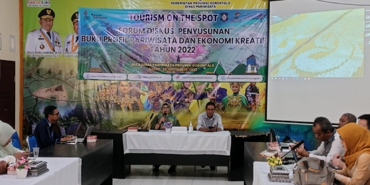Forum diskusi penyusunan Buku Profil Pariwisata dan Ekonomi Kreatif Tahun 2022 di Aula Kantor Dinas Pariwisata Provinsi Gorontalo, Jumat (30/9/2022). (Foto: Putra/Gopos)