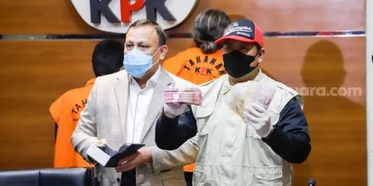 Ketua KPK Firli Bahuri (kiri) menunjukkan barang bukti uang tunai saat konferensi pers terkait operasi tangkap tangan (OTT) tindak pidana korupsi para pejabat Mahkamah Agung di Gedung Merah Putih KPK, Jakarta, Jumat (23/9/2022). [Suara.com/Alfian Winanto]