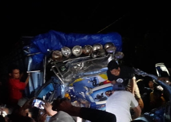 Sejumlah warga melakuan upaya evakuasi terhadap sopir truk yang mengalami kecelakaan di Desa Putiana, Kecamatan Anggrek, Kabupaten Gorontalo Utara, Jumat (24/9/2022). (Isno/gopos)