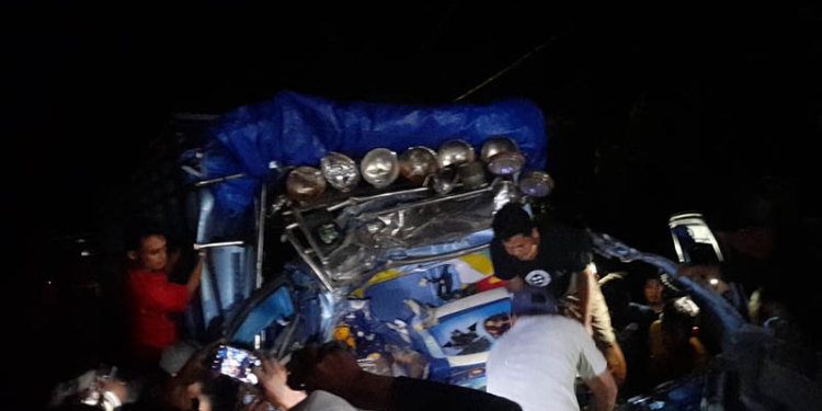 Sejumlah warga melakuan upaya evakuasi terhadap sopir truk yang mengalami kecelakaan di Desa Putiana, Kecamatan Anggrek, Kabupaten Gorontalo Utara, Jumat (24/9/2022). (Isno/gopos)