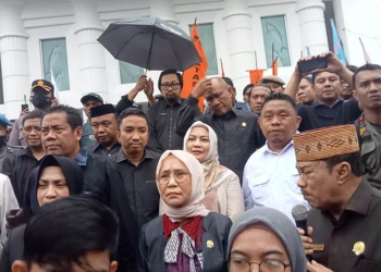 Ketua DPRD Provinsi Gorontalo, Paris R.A. Yusuf (upiah karanji) bersama sejumlah anggota legislatif DPRD Provinsi Gorontalo menemui massa aksi yang menyatakan menolak kenaikan harga BBM Bersubsidi. (sari/gopos)