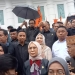 Ketua DPRD Provinsi Gorontalo, Paris R.A. Yusuf (upiah karanji) bersama sejumlah anggota legislatif DPRD Provinsi Gorontalo menemui massa aksi yang menyatakan menolak kenaikan harga BBM Bersubsidi. (sari/gopos)