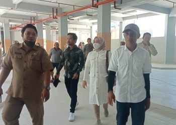 Komisi B, DPRD kota Gorontalo bersama Dinas perdagangan dan perindustrian Kota Gorontalo saat melakukan Sidak di pasar sentral Kota Gorontalo, Selasa (27/9/2022). Foto: Sari/gopos