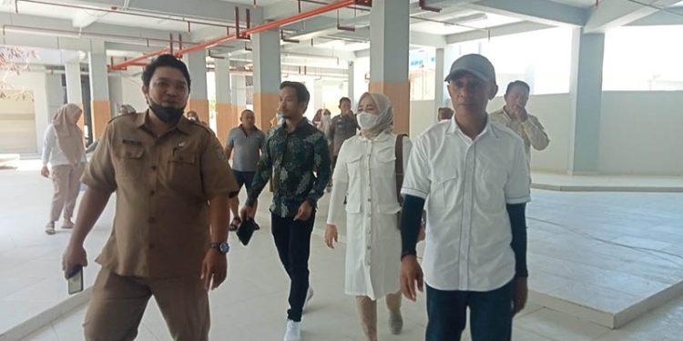 Komisi B, DPRD kota Gorontalo bersama Dinas perdagangan dan perindustrian Kota Gorontalo saat melakukan Sidak di pasar sentral Kota Gorontalo, Selasa (27/9/2022). Foto: Sari/gopos