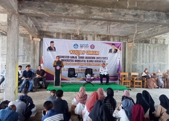 Wali Kota Gorontalo, Marten Taha saat mengisi kuliah umum di Universitas Nahdatul Ulama Gorontalo, Senin (19/9/2022). (Sari/gopos)