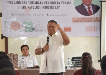 Rektor UNG, Eduart Wolok memberikan kuliah umum pada mahasiswa Program Vokasi UNG, Rabu (7/9/2022) (Dok. UNG)