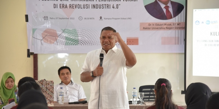 Rektor UNG, Eduart Wolok memberikan kuliah umum pada mahasiswa Program Vokasi UNG, Rabu (7/9/2022) (Dok. UNG)