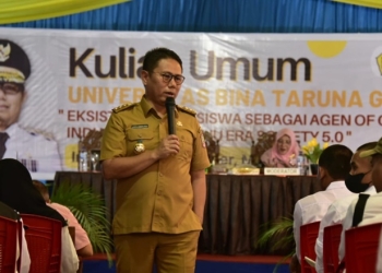Penjagub Gorontalo, Hamka Hendra Noer memberikan kuliah umum kepada mahasiswa baru UNBITA Gorontalo, Selasa (20/9/2022) (Dok. Pemprov)