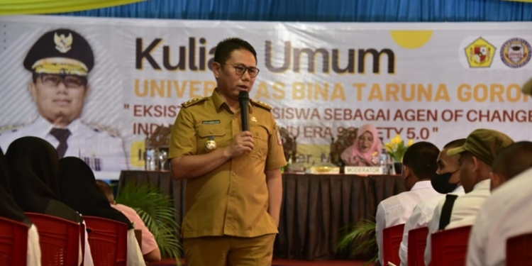Penjagub Gorontalo, Hamka Hendra Noer memberikan kuliah umum kepada mahasiswa baru UNBITA Gorontalo, Selasa (20/9/2022) (Dok. Pemprov)