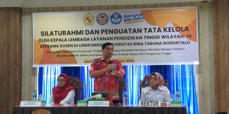 Kepala Lembaga Layanan Pendidikan Tinggi (L2DIKTI) Wilayah 16, Munawir Sadzali Rajak, S.IP., M.A. memberikan penguatan pengelolaan Perguruan Tinggi di Kampus UNBITA Gorontalo, Rabu (7/9/2022). (muhajir/gopos)