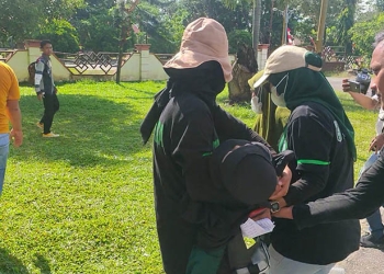 Salah Satu Mahasiswa Pingsan, Demo Penolakan BBM di Depan Gedung DPRD Pohuwato, Senin 12/09/2022 (Istimewa)