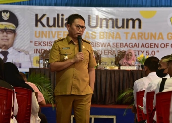 Penjabat Gubernur Gorontalo Hamka Hendra Noer saat didaulat menjadi pembicara pada kuliah umum Universitas Bina Taruna (Unbita) bertempat di halaman kampus, Selasa (20/9/2022). (Kominfo Provinsi Gorontalo)