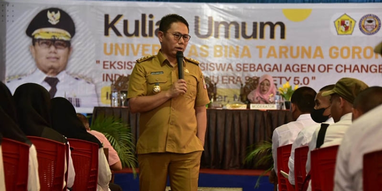 Penjabat Gubernur Gorontalo Hamka Hendra Noer saat didaulat menjadi pembicara pada kuliah umum Universitas Bina Taruna (Unbita) bertempat di halaman kampus, Selasa (20/9/2022). (Kominfo Provinsi Gorontalo)