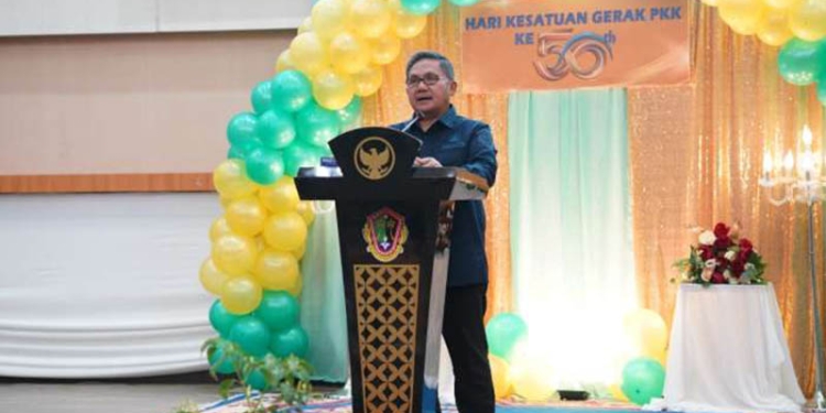 Wali Kota Gorontalo, Marten Taha saat menyampaikan sambutan pada peringatan hari kesatuan gerak PKK ke 50 tahun. Kamis (22/9/2022). Foto : Humas Pemkot