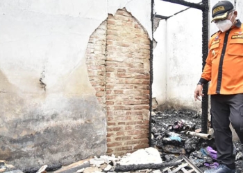 Wali Kota Gorontalo, Marten Taha saat meninjau lokasi kebakaran di Kelurahan Buladu, Kecamatan Kota Barat, Kota Gorontalo. Kamis (1/8/2022) foto: istimewa