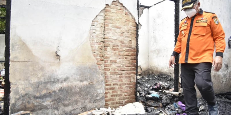 Wali Kota Gorontalo, Marten Taha saat meninjau lokasi kebakaran di Kelurahan Buladu, Kecamatan Kota Barat, Kota Gorontalo. Kamis (1/8/2022) foto: istimewa
