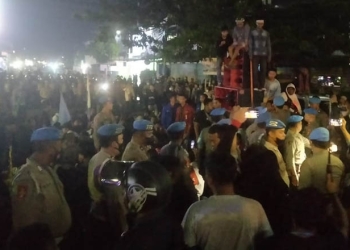 Petugas Kepolisian melakukan pembubaran atas aksi unjuk rasa menolak harga BBM naik di Kota Gorontalo karena telah melewati waktu yang ditentukan oleh ketentuan Undang-undang. (muhajir/gopos)