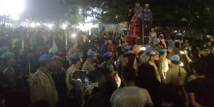 Petugas Kepolisian melakukan pembubaran atas aksi unjuk rasa menolak harga BBM naik di Kota Gorontalo karena telah melewati waktu yang ditentukan oleh ketentuan Undang-undang. (muhajir/gopos)