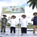 Penjabat Gubernur Gorontalo Hamka Hendra Noer (kedua kiri) didampingi Danrem 133/NWB Brigjen TNI Amrin Ibrahim melakukan aksi tanam cabe di Makorem, Rabu (14/9/2022). Gerakan tanam cabai diinisiasi Pemprov Gorontalo guna mendukung upaya menekan inflasi di daerah.(Kominfo Provinsi Gorontalo)
