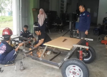 Mahasiswa Fakultas Teknik mengerjakan proyek prototipe mobil listrik hemat energi (Dok. UNG)