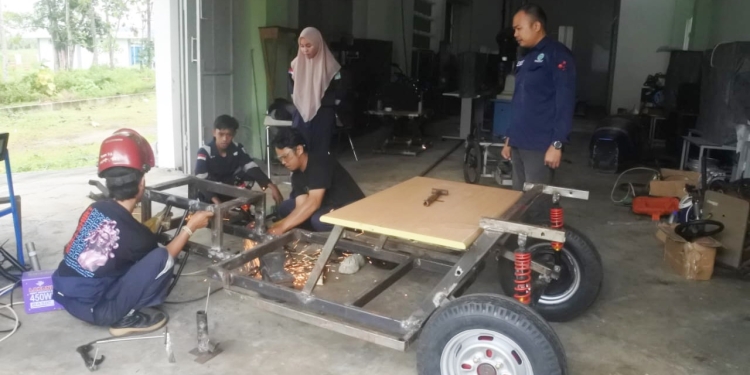 Mahasiswa Fakultas Teknik mengerjakan proyek prototipe mobil listrik hemat energi (Dok. UNG)