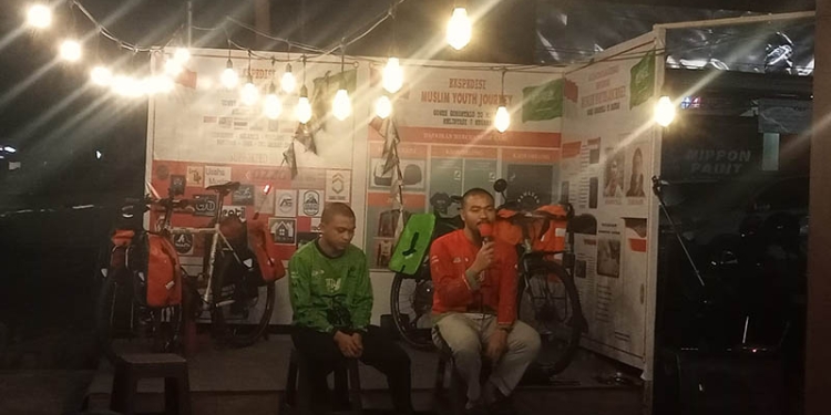 Dua pemuda Gorontalo, Andi Harvin (kanan) dan Chairul Ma'atini (kiri) saat tiba di Gorontalo. (sari/gopos)