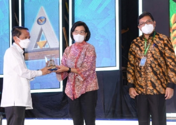 Menteri Keuangan Republik Indonesia, Sri Mulyani saat menyerahkan penghargaan Pemkab Gorontalo kepada Bupati Gorontalo, Nelson Pomalingo.