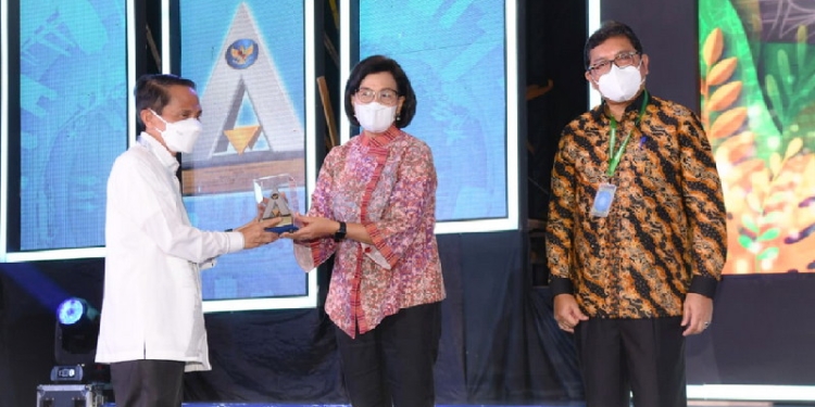 Menteri Keuangan Republik Indonesia, Sri Mulyani saat menyerahkan penghargaan Pemkab Gorontalo kepada Bupati Gorontalo, Nelson Pomalingo.