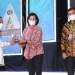 Menteri Keuangan Republik Indonesia, Sri Mulyani saat menyerahkan penghargaan Pemkab Gorontalo kepada Bupati Gorontalo, Nelson Pomalingo.