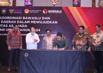 Penandatanganan pakta integritas oleh Penjagub Hamka Hendra Noer mewakili kepala daerah se Indonesia pada Rakornas Bawaslu dan kepala daerah terkait netralitas ASN, di Ballroom Hotel Trans Resort, Bali, Selasa (27/9/2022). (Kominfo Prov. Gorontalo)