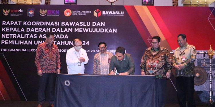 Penandatanganan pakta integritas oleh Penjagub Hamka Hendra Noer mewakili kepala daerah se Indonesia pada Rakornas Bawaslu dan kepala daerah terkait netralitas ASN, di Ballroom Hotel Trans Resort, Bali, Selasa (27/9/2022). (Kominfo Prov. Gorontalo)