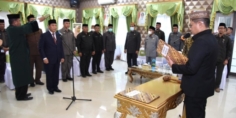 Penjagub Gorontalo, Hamka Hendra Noer (kanan), melantik Penjabat Sekdaprov Syukri J. Botutihe, di aula rumah jabatan Wagub Gorontalo, Jumat (16/9/2022). (Foto: Haris/Hms)