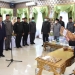 Penjagub Gorontalo, Hamka Hendra Noer (kanan), melantik Penjabat Sekdaprov Syukri J. Botutihe, di aula rumah jabatan Wagub Gorontalo, Jumat (16/9/2022). (Foto: Haris/Hms)