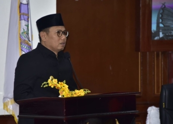Penjabat Gubernur Gorontalo Hamka Hendra Noer memberikan sambutan pada Rapat Paripurna DPRD Provinsi Gorontalo Dalam Rangka Penetapan Program Pembentukan Peraturan Daerah Provinsi Gorontalo Tahun 2023, di ruang sidang DPRD, Senin (19/9/2022). (Foto: Nova)