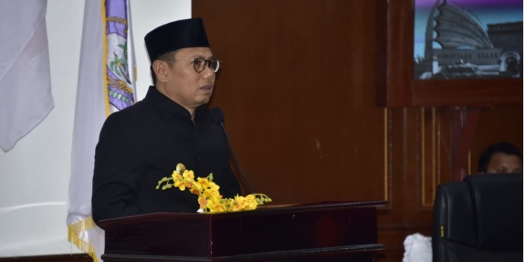 Penjabat Gubernur Gorontalo Hamka Hendra Noer memberikan sambutan pada Rapat Paripurna DPRD Provinsi Gorontalo Dalam Rangka Penetapan Program Pembentukan Peraturan Daerah Provinsi Gorontalo Tahun 2023, di ruang sidang DPRD, Senin (19/9/2022). (Foto: Nova)