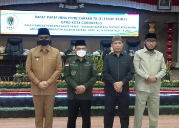 Wakil Wali Kota Gorontalo Ryan F Kono (kiri), Wali Kota Gorontalo, Marten Taha (kedua dari kiri), Wakil Ketua DPRD Kota Gorontalo, Mohamad Rivai Bukusu (Kedua dari Kanan), Wakil Ketua DPRD Kota Gorontalo Syamsudin Umar (Kanan), Selasa (20/9/2022). Foto : Sari/gopos