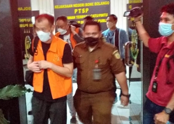 Para tersangka penambangan ilegal batu hitam saat dibawa ke mobil tahanan yang kemudian akan menuju lapas Kelas I Gorontalo